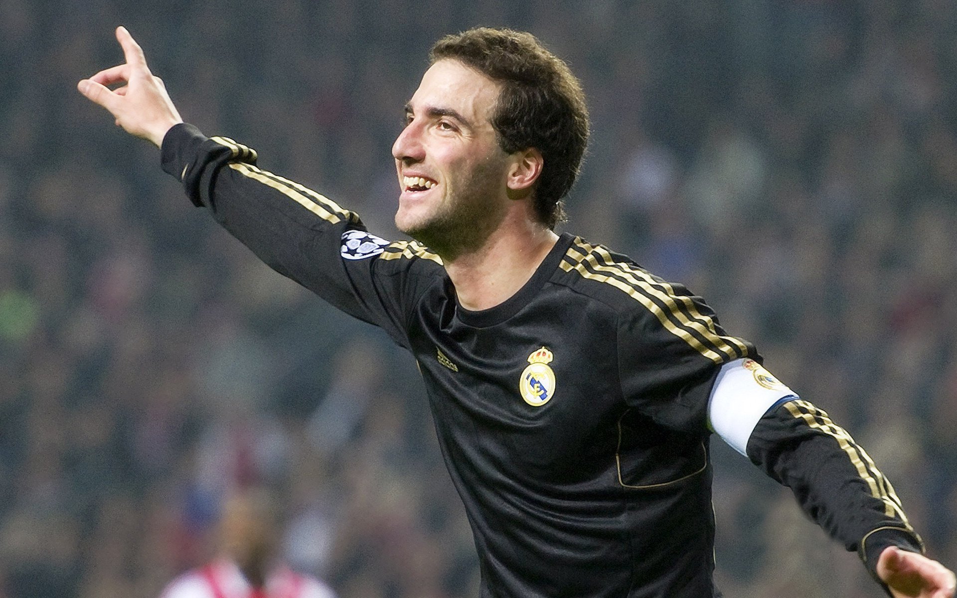 退役传奇空降F1街道赛，当阿圭罗用方向盘上演帽子戏法